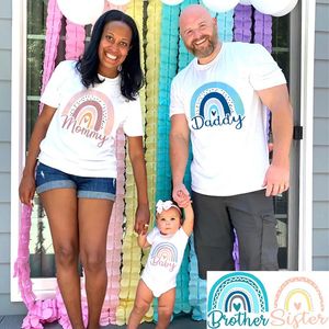 Arco-íris papai mamãe irmã baby round pescoço solto família impressão combinando camiseta família combinando roupas roupas de bebê nascidas 240507