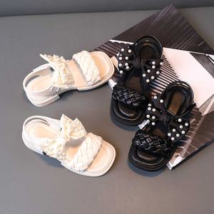 Сандалии Новое лето в 2022 году модная жемчужная обувь для девочек Bow Princess Open Toe вязаная римская H240510