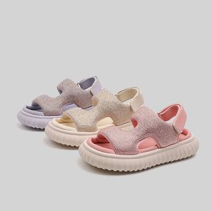 Sandaler Girls Water Diamond Bread 2023 Summer New Childrens Shoes Korean Edition Anti Kick bekväm Princess Beach H240510