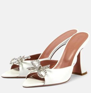 2024S/S AMINA MUADDI ROSIE SANDALS 신발 여성 활장 가죽 노새 슬립 슬리퍼 파티 웨딩 보석화 된 꽃 배치 하이힐 미끄러짐