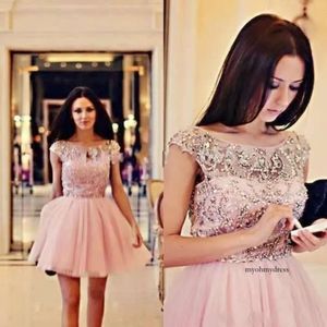 A-Line Homecoming Saprking Crystal Party Dresses Sheer Neck capped hylsa En linje RuCehd Vestidos de Festa svansklänning 66 0510