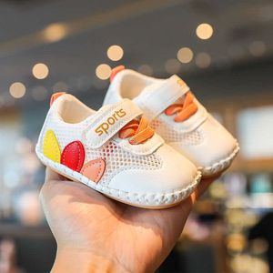 Sneakers Summer New 0-1 Year Old Baby Soft Sole Walking Shoes for Childrens andningsbara nät Spädbarn och unga kommer inte att släppa H240510