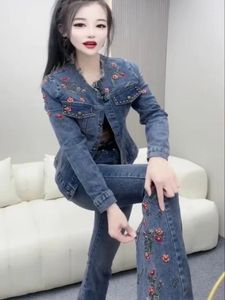 Kvinnors tvåbitar byxor Spring modestil broderad blommor denimrock jeans sätter kort och