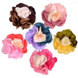 Flores decorativas 10pcs/lote 6cm Feito à mão 3 cores Borda queimada Cetin Rose Fabric Artificial for Hats Decoration Acessórios
