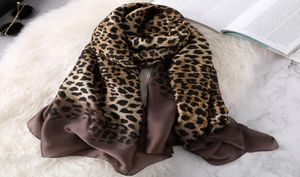 Assi visivi Vintage Leopard Silk Scarf Women Autumn Inverno Brand Silk Pashmina Shawl Foulard Ladies Fashion Head Hijab Scarpes 181698233