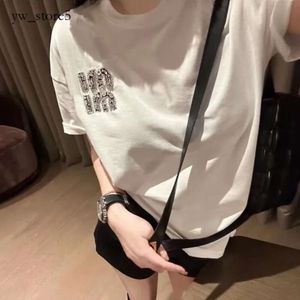 24ss Miui Designer T Shirt Women Hot Drill Embroidered Letters Mui Mui Tshirts Cotton Round Neck Short Sleeves Loose Fashion Summer Ladies Mium Cool Tops Clothes