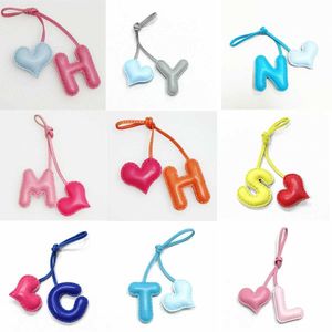 Keychains Lanyards Fashion Genuine Leather Heart Letter Keychain Key Ring Hanger Bag Charm Pendant Backpack Holders Ornament Gift J240509