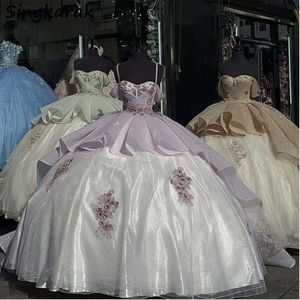 반짝이는 분홍색 Quinceanera 드레스 볼 가운 스트랩 어깨 꽃 아플리케 구슬 주름 미인 대회 스위트 15 파티웨어