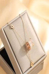 Design de luxo Colar de pendente cilíndrico de ouro 18K com jóias de aço inoxidável de borla para mulheres2600797