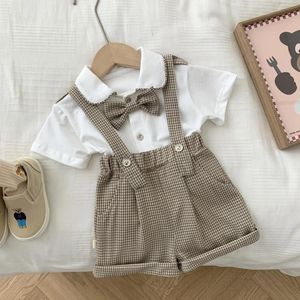 Zestawy odzieży 2024 Baby Boys Letni zestaw Elegancki kratowy łuk Koszule Koszule Dzieci Dzieci urodziny 2PCS Ostra ubrania