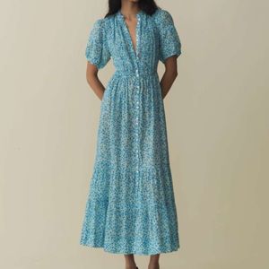 Designerklänning Long Beach Dresses Womens 2024 Summer New Blue Floral Print Front Breasted Mid Length Fishtail kjol med bubbla ärmar klädkläder damer