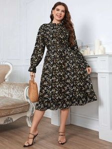 Sukienki plus eleganckie modne kobiety midi sukienka okrągła kołnierz pod szyją Lady Puff Slve Floral Plus Size Odzież Y240510