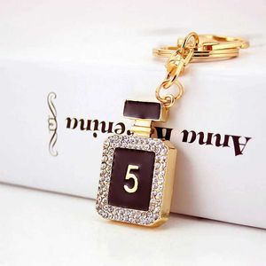 Nyckelringar Lanyards Fashion Ladies Girls Rhinestone Parfym Bottle No.5 Pendant Keychain Keyskan Key Chain Charm Holders Jewelry Gift J240509