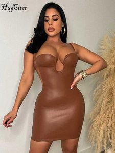 Основные повседневные платья Hugcitar Leather v Neck Slip без спинка кружев сексуальное Bodycon Мини -платье выпускного вечера Осеннее зимние женщины Элегантный наряд День рождения клуб Y2K Y240509