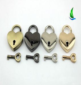 10 pezzi Accessori hardware per bagagli Populari Heart Shape Love Locks Decoration Silver Wedding Luck Piccolo Logolo a forma di cuore Cou8766164