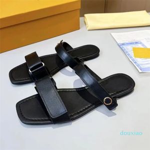 15A 2024SS Summer Luxury Stellal Sandals Shoes Women Comfort Flat اثنين من الأشرطة النحيلة بغل أسود بني أبيض زلة على النعال المربع الأصلي