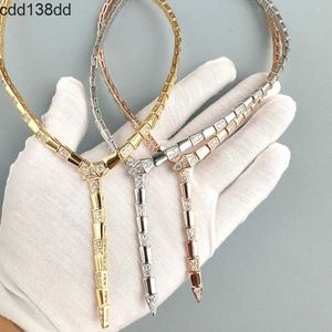 Hänge halsband hänge halsband designer samling kvinnor lady smal halsband isär tjeckisk zirkonpläterad guldfärg orm serpent snakelike middag fest chok