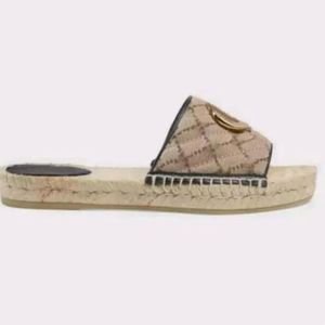 المصمم Espadrille Slippers Mule Slides Slides Sandals Fashion Slipper Straw منسوجة أحذية غير رسمية من الصندل المعدني من القماش المبالغ