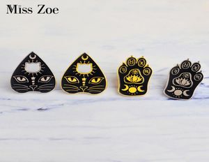 Miss Zoe Witchcat Black Cat Paw Star Moon Eye Witch Craft Magic Kurs Enamel Pins Złota Srebrna Brakka Odznaka Jeńcowa biżuteria GIF5966140