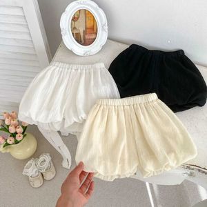 Shorts 2024 New Girls Summer Pure Thin Puff Shorts Boys and Childrens Loose Breathable Cotton Mini Pants Childrens Full Matching Shorts d240510