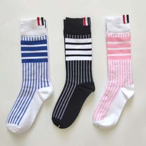 Meias masculinas TB Rótulo de tecido de meia feminina com quatro faixas de meias vermelhas meias modernas Tubo médio listrado Versão coreana estilo faculdade AB Versão