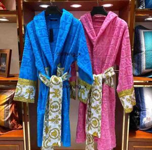 Velvet Bathrobe Robe Designers Barock Fashion Pyjamas Mens Women Letter Jacquard Printing Barocco Print ärmar Sjal Krage Pocket Belt 100% Cotton36ESS