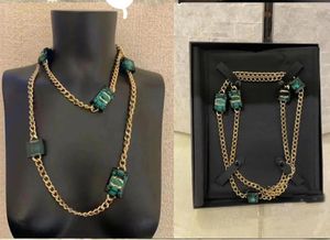 Colar de gemas verdes quadradas verdes de designer que nunca desaparece de alta qualidade de colar de cartas de marca moda feminina Colares de colar de jóias de Natal Presente de Natal