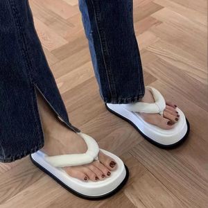 Chinelos de solado grossos para o passeio de verão feminino, 2024 Novo estilo de Clippers de dedão com uma sensação de pisar nas fezes, chinelos de pão creme, chinelos de praia