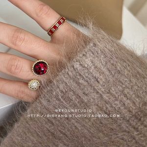 Adequado para anel unissex anel vermelho anel de flor do estilo romântico Silver Light Luxury Day's Day Rings com Vanly comum