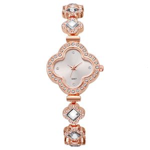 أزياء Live Four Leaf Bracelet Swartz Watch Watch Casual Emproasile Women S Watch Wather S Watch Bracelet2024