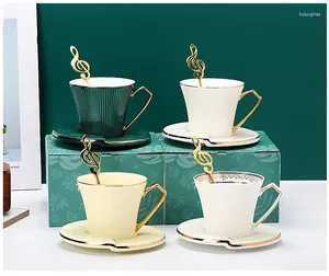 Tazze di piattini tazze da caffè ceramiche retrò nordiche tazze e piattino con cucchiaio di tè dorato dipinto a mano set home colazione farina d'avena CE / UE