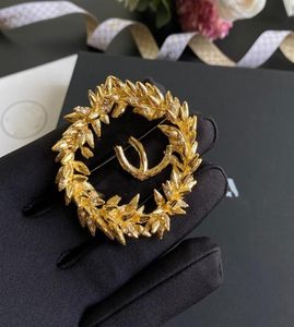 Com box luxury designer moda Cletter pins broches men039s e women039s o mesmo estilo usado para suéter de terno brooch jewelr7326107