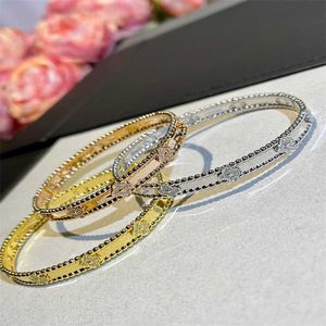 Regalo di bracciale ad alto standard di prima scelta argento stretto piccolo fiore alla moda quattro foglie con braccialetto Vanley comune