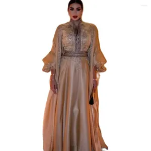 Vestidos de festa Vestido de noite em árabe dourado de luxo 2024 MANAGEM LONGO UMA LINHA ACASCIMENTO FORMAL DE PROM FIENTEDO SENHORAS VESTIRA TURQUIO