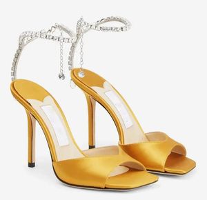 مصممة نساء الصندل High Heel Saeda 100 ساتان الصندل الكعب الكريستال سلسلة الكاحل ساتان الجلود مربعة مربع مفتوحة إصبع القدم مضخات حفل الزفاف مع صندوق EU35-42