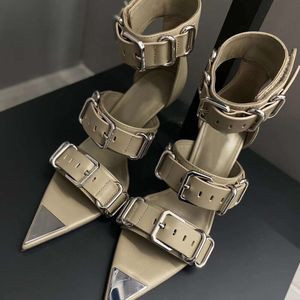 Spetsiga tå höga klackar bälte modedesigner öppen tå metall spänne romerska sexiga punk sandaler kvinnor