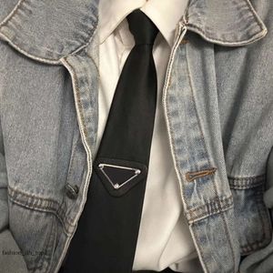 Pra Tie Üçgen Kravat Erkekler Bolo Tie Luxury Tasarımcı Tie Erkekler Genç Resmi Giysiler Lüks Mini Bayanlar Deri Kayış Moda Siyah Beyaz Boyun Kravat 27