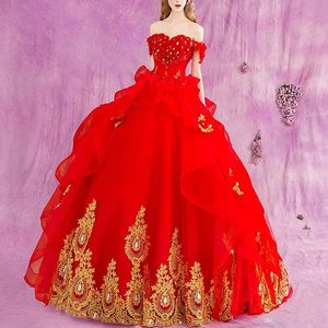 2018 Hot Red Ball Gown Quinceanera klänningar med guldapplikationer från axel sveptåg 3D Flower Ruffles Prom Party klänningar för Sweet 15 289y