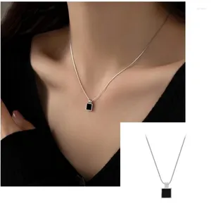 Pendanthalsband Black Square Brand Necklace Kvinnors Simple Light Luxury Nisch Design High-End Versatile Internet Celebrity Clavicle Chain