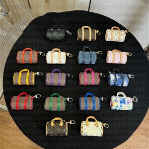 Lyxväskor kvinnor nyckel plånböcker designer märke mini boston väska påse påsar mynt pursar mini keepall väskor nyckelring brun bokstav pläd handväska män totes väskor pendell charm