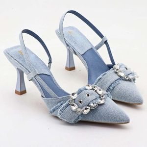 Джинсовая страза с синими высокими каблуками Дизайнерские сандалии Дизайнерские женщины летние офисные женщины заостренные пальцы на низком каблуке Элегантные джинсовые женские туфли насосы