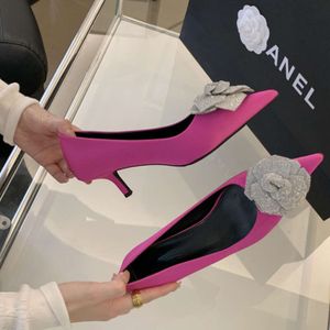 Flower Low Heel Damenpumpen spitzelte elegante Büroschuhe für Frauen 2024 Markendesigner Strass Seiden Blumen mit Abgeordneten Sandalen