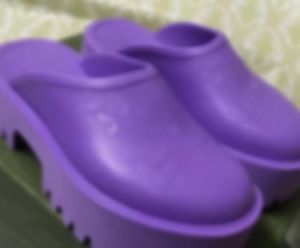 2024 Slippers de luxo Brand Plataforma feminina Perforou Sandal Shoe Shoe Top Designer Slippers Candy Colors Clear Alta Altura do salto 5,5 cm EUR35-42 AG7