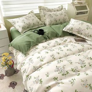 Tampa de edredão estampada floral Conjunto com travesseiros de folha sem enchimento quente Cama de desenho animado Linho de cama queen size completo 240430