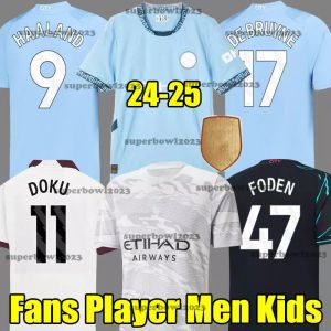 S-4xl 24 25 Maglie da calcio Haaland Grealish Sterling Mans Cities Mahrez Version Versione GK Kit de Bruyne Foden Football Kit Kit Kit Green Purple Dispone