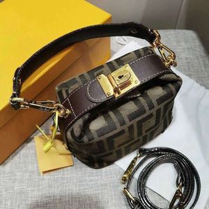 Tasarımcı Çantalar Çanta Omuz Crossbody Bag Tote 2023 Yeni Öğle Yemeği Vintage Antika İşlemeli Yastık Mini Koltuklu Köpek Yürüyüş Fabrikası Doğrudan Satış