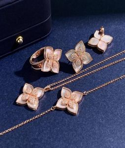 Nya designade Rose Gold Flowers Pendant Women039s Luck Necklace Full Diamond Four Petals Flower Turquoise Erhombic Argings Ring 7781321