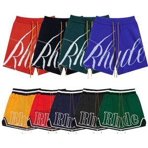 Rhude Beach Männer Frauen lässige Mesh Track atmungsaktuelle übergroße Rhilde Taille Draw String kostenloser Versand für Schwarz -Weiß -Shorts 202V