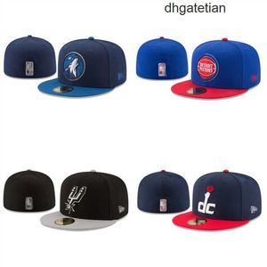 V2K1 Ball Caps Nowy designerski MENS Fashion Classic Color Flat Peak Pełne zamknięte czapki Baseball Sports Hats w 7-rozmiaru 8 Drużyna koszykówki N8