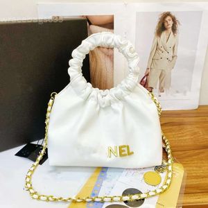 2024 bolsas de estilista de nova moda Bolsas de luxo garotas nuvem lady estilo metal letra cadeia bolsas mensageiras de moda de moda de couro dobrável